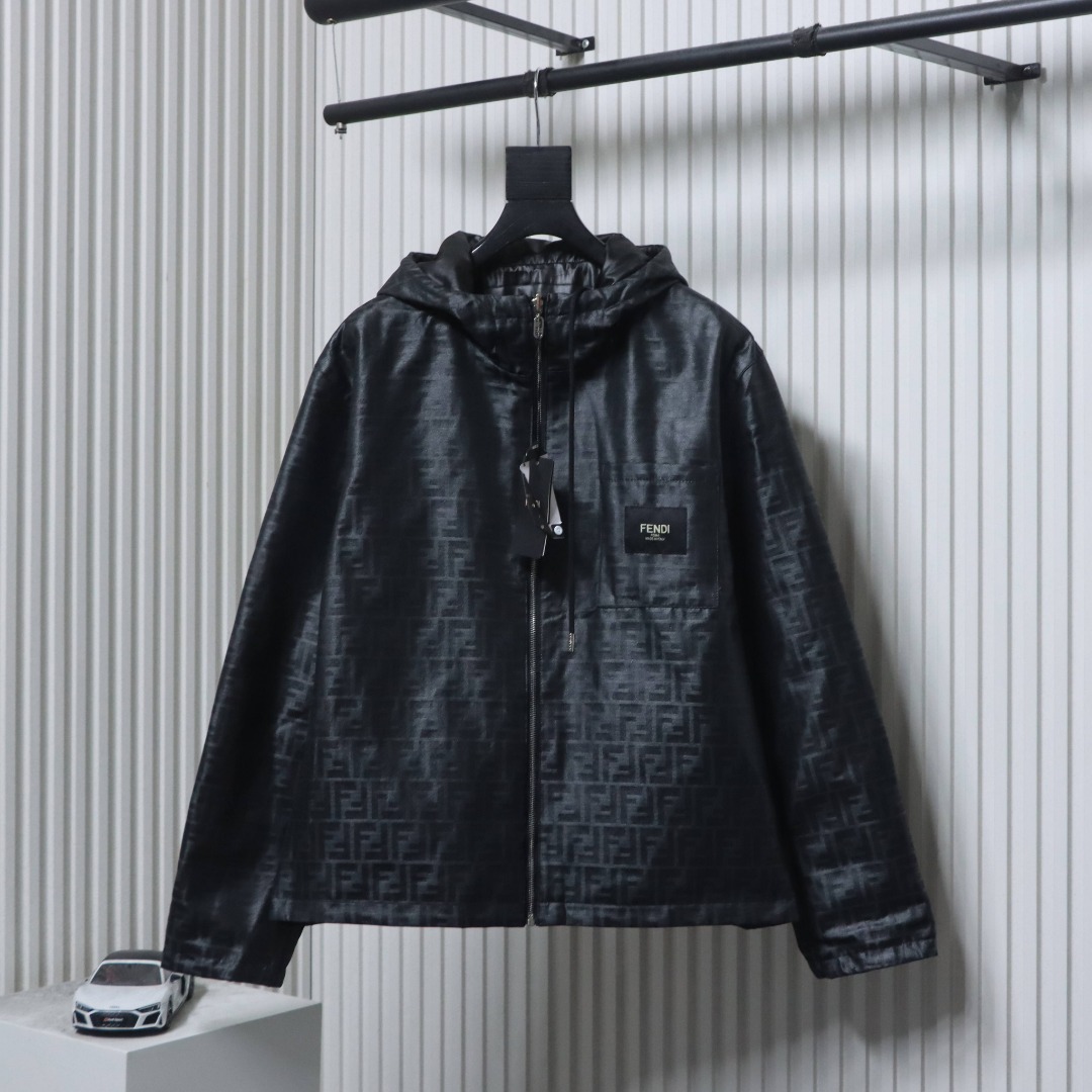 P460 Fendi/Fendi Presbyopia FF full-print windbreaker zipper jacket fabric is customized from the original version, functional twill fabric, 100% positioning of ready-made garments, very time-consuming waste materials, the density and feel are consistent with the original version, each piece of clothing is hand-sewn by the master, customized accessories logo, adjustment buckle, main label, loose version, classic and not flattering, the upper body is slimming!A must-have for Bai Fumei!size：XS-L