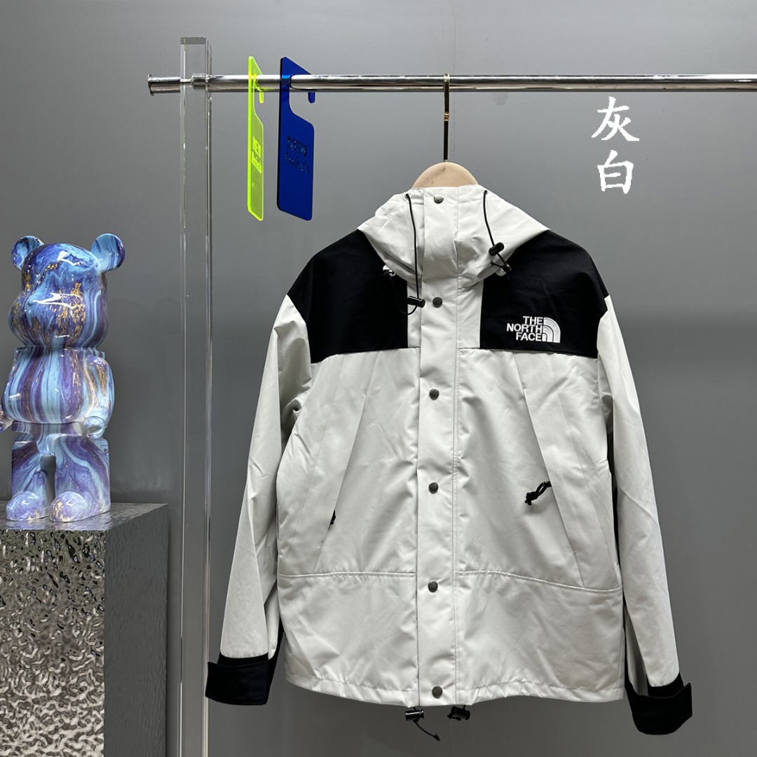 290 [Top quality, free comparison] TheNorthFace 1990 classic outdoor waterproof mountaineering jacket # Purchasing level In order to restore all the texture of ZP, this year the team spent several months and finally shipped it.All auxiliary materials are restored to ZP, and the fabric workmanship is upgraded: 1. The waterproofing is to the international ISO standard 90 (ISO4) level and achieves the rolling effect of water droplets on a lotus leaf. 2. Fabric: Highly permeable laminated fabric Gore-tex imitation water-permeable film, which feels better and more comfortable.MJ, the representative work of Jackets in 1990, is TNF’s traditional favorite.Featuring a GT design, this stylish jacket is reimagined for all your urban adventures, offering unparalleled waterproof and windproof protection.The GT comes with a taffeta and brushed tricot lining for extra warmth.In addition, it can be combined with the 1996 down jacket to keep warm.Size XS-2XL