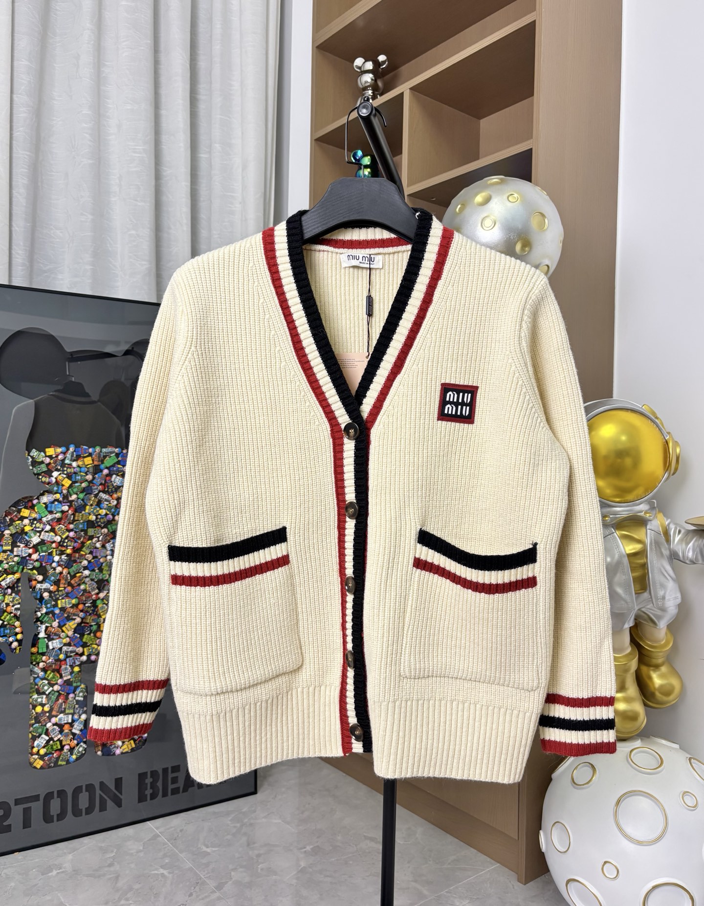 255MiuMiu College style high weight sweater knitted cardigan jacket✅miumiu original yarn customization One kilogram high weight and full drape feeling Original three standards✅This issue’s own knitted cardigan Power-style dressing style You can’t get tired of the college style every time Daily casual without lacking a sense of elegance ✅High weight Arctic Icelandic yarn Soft and dense You will know how heavy it is when you get it He heavy industry Sleeve access control hem webbing designIt's not the cheap and thin kind. It's very solid.