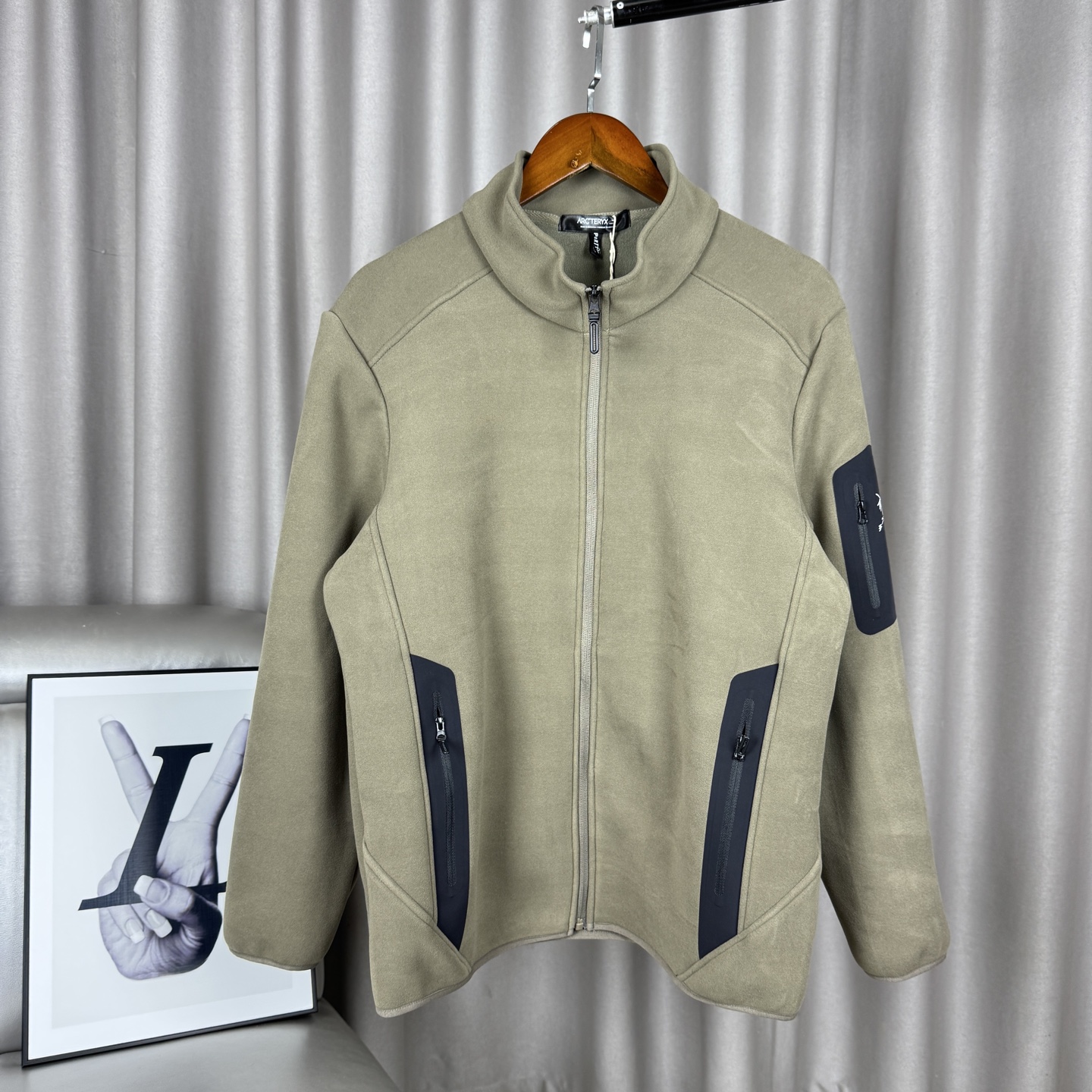 270 Olive Green【Exclusive Product】✔️‘Arc'teryx thickened fleece splicing stand collar jacket printed logo zipper pocket long-sleeved jacket for men and women - full set of 1:1 customized accessories ➕customized three-label ➕Yuan version hangtag ➕logo packaging bag - the fabric is made of coarsely woven composite fleece cloth, with thickened polar fleece inside, the upper body is soft, comfortable and protectiveWarm but not stuffy✅, all pockets are made of seamless gluing technology, with hardware zippers, the cuffs and hem are all made of double stitching on the outside, the logo is printed on the sleeve pockets on the side of the arms, the overall shape is cut and the upper body is lifted and stylish without being sloppy, the stitching is neat and tight, the classic and versatile style is easy to wear for both men and women!-