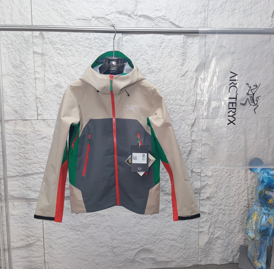 400 Archaeopteryxarcbird x Songtsan jointly branded "Nanga Bawa" series of outdoor waterproof hard shells.Unlock outdoor outfits about the secrets of the Tibetan Plateau.The whole garment is made of yb four-time lamination process, 3D three-dimensional bionic design, long arms, tri-durance waterproof and rainproof fabric, a full set of customized accessories, the whole garment has ykk two-way zippers under the arms, all hardware is custom molded, multiple washable armpit zippers facilitate quick ventilation, and the splicing design allows free movement. The fabric is waterproof n100d-gore-tex proThe iso standard 90 (iso4) level polymer material is breathable and thin. The fabric is combined with textiles to achieve the rolling effect of water droplets on a lotus leaf. It is highly durable, waterproof, breathable, and has excellent tear-proof performance. The bird continues the concept of upward beauty and steps into the secret land of the eastern Himalayas - Namjagbarwa.