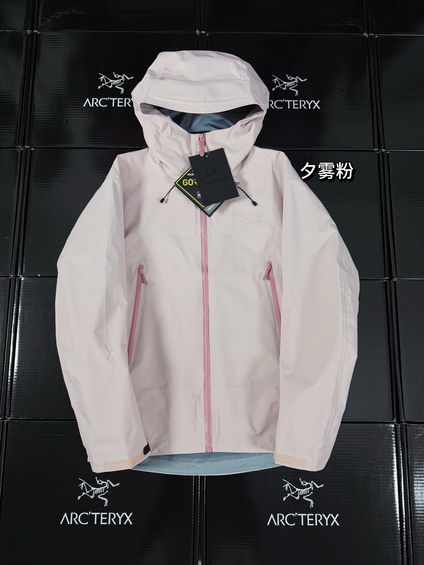 410 official website version original fabric Arcteryx Archeopteryx-beta lightweight2024 new color waterproof windproof breathable hooded casual jacket men's series hooded urban outdoor lightweight windproof waterproof simple solid color versatile jacket, using bluesign@identification card with tricot back village N40LGORE-TEX fabric, ARC on the chestTERYX logo is laminated four times, the whole garment is designed with 3D bionic design, Tri-Durance waterproof and rainproof fabric on the long arms, a full set of customer-supplied accessories, and YKK two-way zippers under the arms. This Beta LW jacket has a simple and versatile design that can provide the performance required in the alpine environment.Thin and durable, suitable for a variety of activities.Helmet-compatible StormHood™ hood provides good protection without affecting vision, WaterTight™ zippers on hand pockets for easy access, armpit zippers for quick ventilation, spliced ​​design