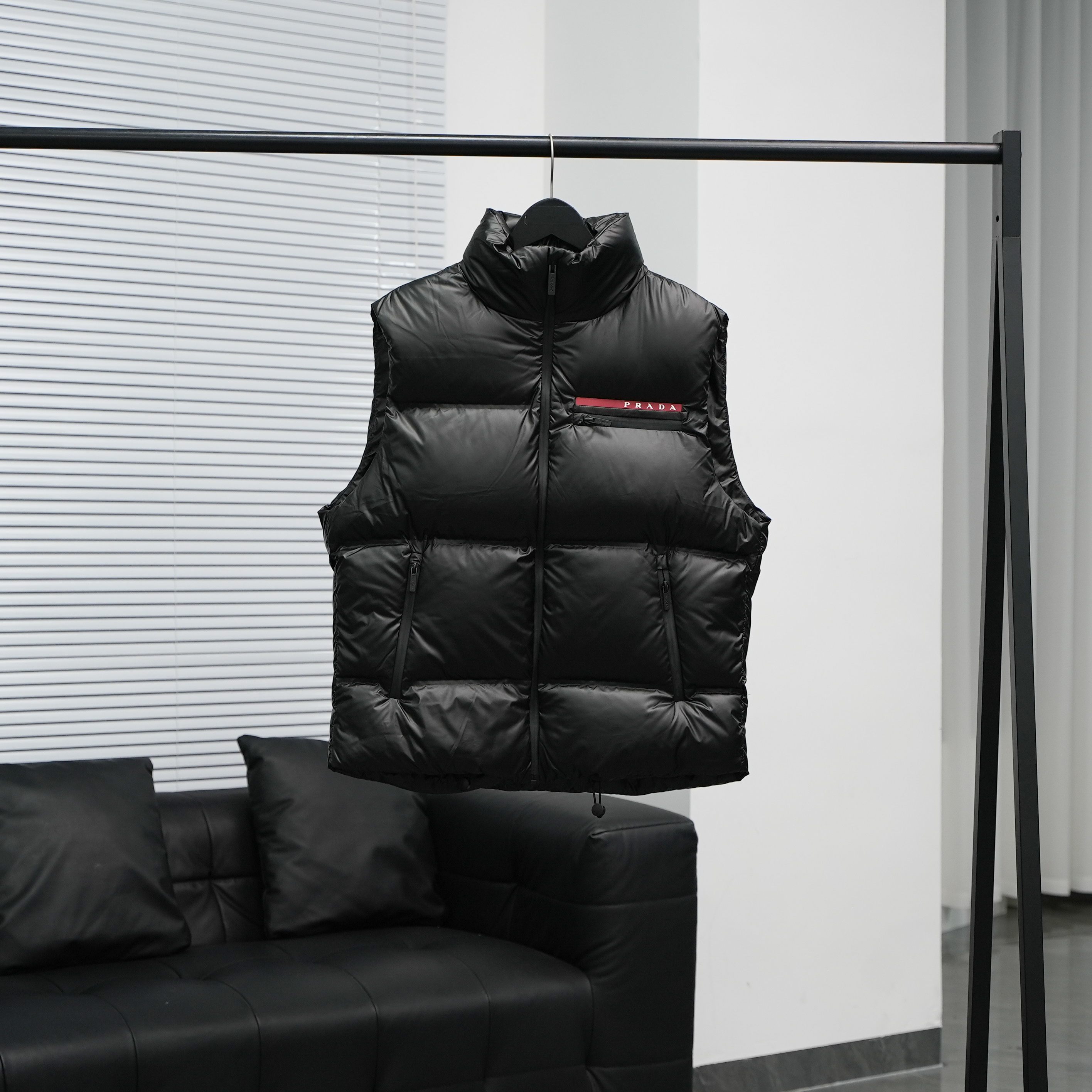 Local pick-up 630, available at the terminal, in store Prada/Prada Light down vest Prada’s popular vest down jacket is rare and good-looking This down jacket with a plump silhouette is made from Prada LineaRossa's unique double-layer lightweight bonded nylon fabric is constructed with a hooded collar, straight-cut sleeves and front zipper closure. Together with horizontal quilting elements and elastic drawstrings at the hem, it creates a distinct silhouette. The lightweight bonded nylon technical fabric has high-tech properties such as windproof, abrasion resistance, waterproof and breathable. It is a multi-functional technical fabric. The lining is made of fine and dense renewable microfiber fabric, which is light and soft to the touch, with goose down andGraphene padding helps regulate body temperature, and the unique functional goose down material makes the padding lighter and improves the thermal insulation performance of the garment.s-xxl