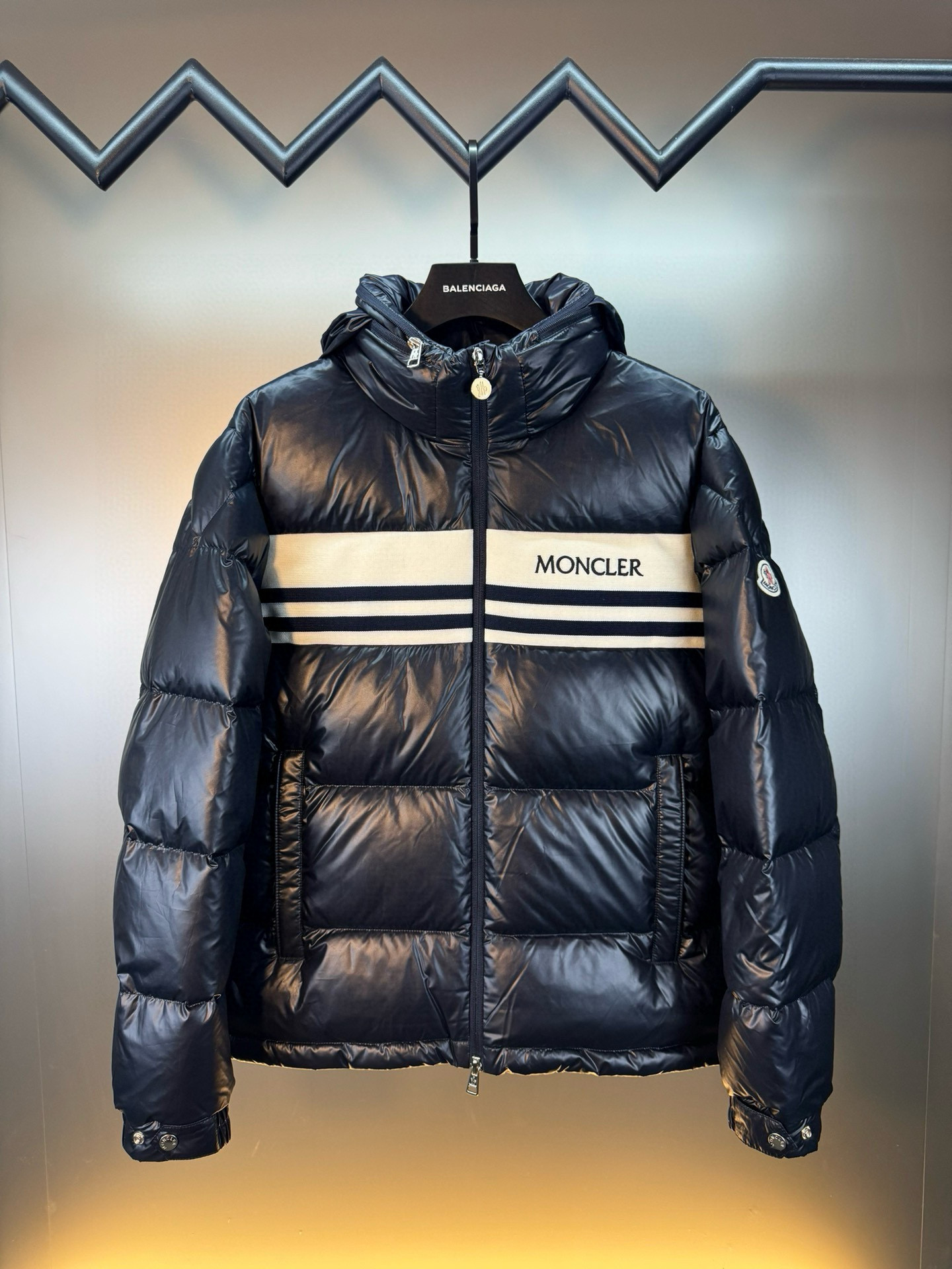 710 Top Ceiling ★MONCLER Mouth Mouth SS25 New Autumn and Winter Solid Color Letter Logo Spliced ​​Quilted Sweater Down Jacket. A down jacket with great design and great looks. Quality control allows you to buy it directly. It is a high-end product that cannot be faulted!It is made of imported technical fabrics and is filled with 90% white duck down. The fabric texture and shape are exquisite. You can feel its strong aura through the detailed pictures. It also has superior handsomeness and warmth performance, and can be easily worn in various occasions!With polythermal insulation, you don’t have to worry about a little chill!The placket adopts a large-tooth zipper opening and closing design, which is both fashionable and functional. It not only highlights the shape but also keeps the sweater warm. The iconic logo makes the whole style more luxurious!
