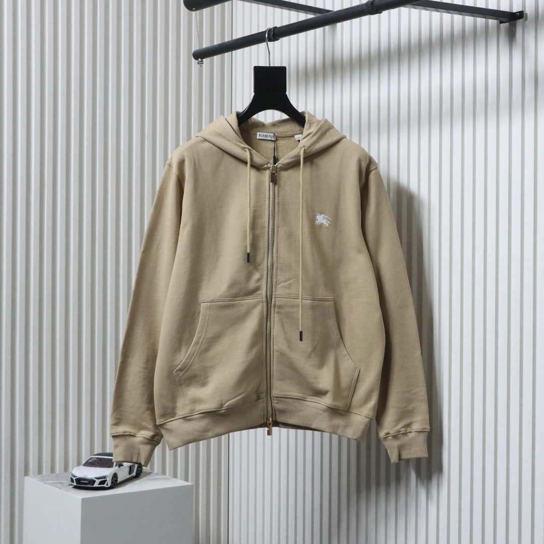 P380 Burberry/Burberry 25Fw back stamped horse embroidered double zipper suit hooded jacket zipper hoodie, made of lightweight turned velvet cotton fabric, showing a slim fit.The back features a Knight's Seal print, an archival pattern from the brand's bags from the 1980s.– Two-way zipper closure – Drawstring hood – Storage pockets – Ribbed knit trim – EKD embroidery on the chest. It goes better with matching trousers!!