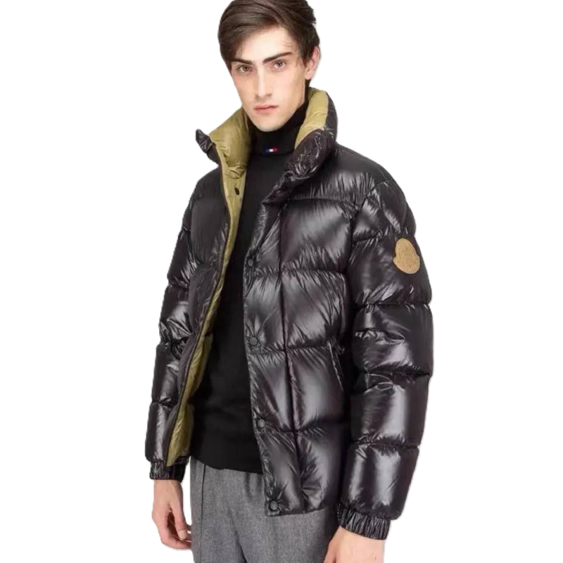 flagship Moncler limited-edition couple's model is the main color strap down jacket.